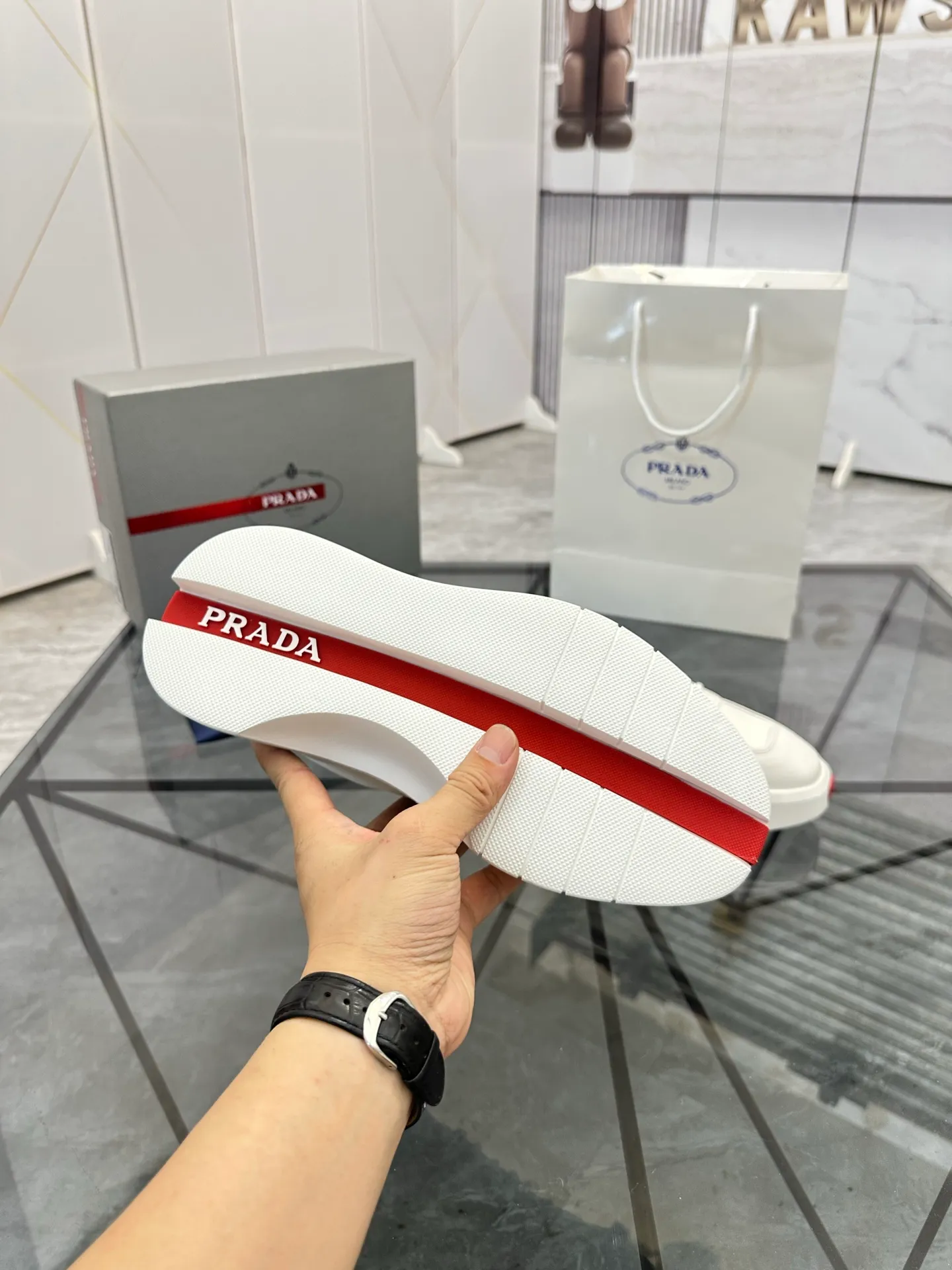 Selling men's shoes 💰: 💰P560¥ High-end top quality Product trademark: Prada * "Prada*" low-top casual shoes Regular size: 35-45 (can be customized to 46) Couple style Product material: imported first-layer cowhide leather upper, breathable lining, original outsole. No.: H201